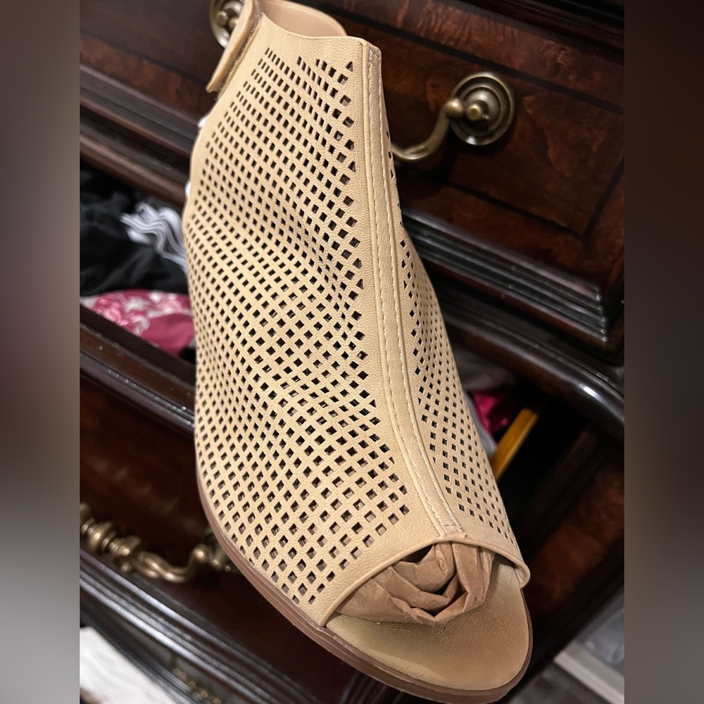 Leather ankle shoe with Velcro strap